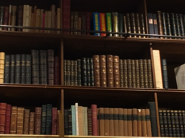 長坂雄三郎の文書資料および書棚の参考風景