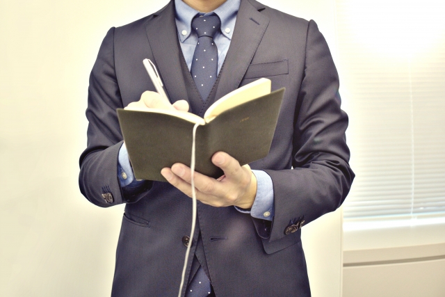 ヒアリング調査に取り組む長坂雄三郎の実務風景